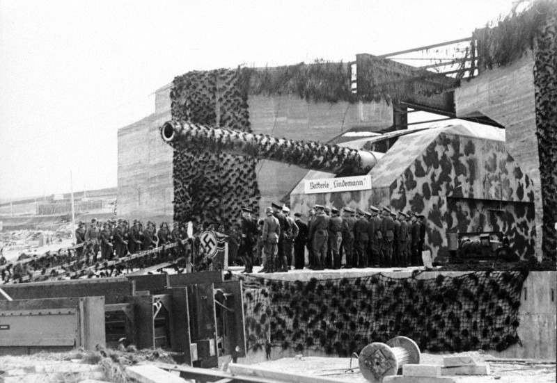 Торжественное построение в честь ввода в эксплуатацию батареи «Линдеман», вооруженной тремя 406-мм пушками SKC/34. Сентябрь 1942 г. 