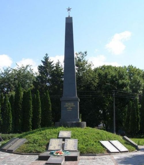 г. Мена. Обелиск, установленный в 1967 году на братской могиле воинов и памятный знак односельчанам.