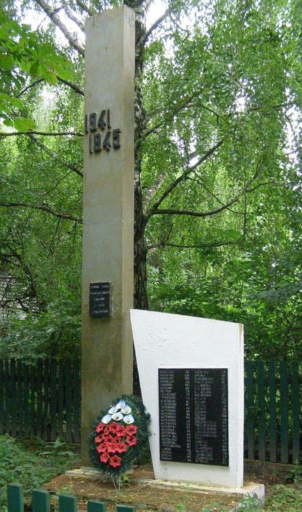 с. Петрики Репкинского р-на. Памятный знак погибшим односельчанам, установленный в 1968 году.