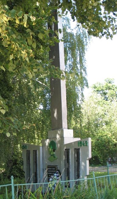 с. Петруши Репкинского р-на. Обелиск, установленный в честь погибших односельчан.
