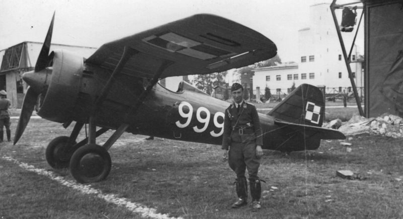 Офицер Люфтваффе у захваченного польского истребителя PZL P-7a. Сентябрь 1939 г. 