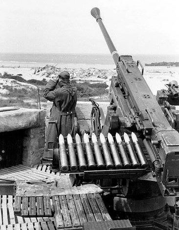 3,7-мм зенитные пушки на позициях. 1942 г.