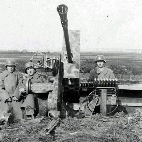 3,7-мм зенитные пушки на позициях. 1942 г.