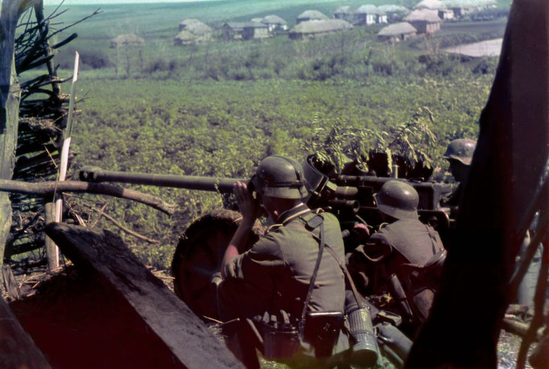 Расчет 50-мм противотанковой пушки PaK 38 в деревне под Сталинградом. 1942 г. 