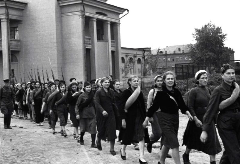 Бойцы Всевобуча на стадионе «Пищевик». Москва, сентябрь 1941 г.