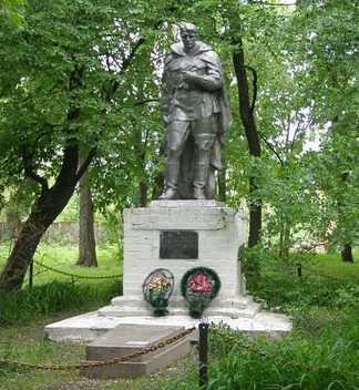 с. Сахновка (с. Лениновка) Менского р-на. Памятник, установленный в 1953 году на братской могиле воинов, погибших в боях за село. 