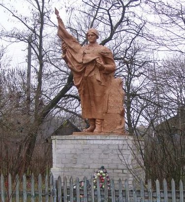 с. Познопалы Репкинского р-на. Памятник у братских могил воинов и мирных жителей, установленный в 1956 году.