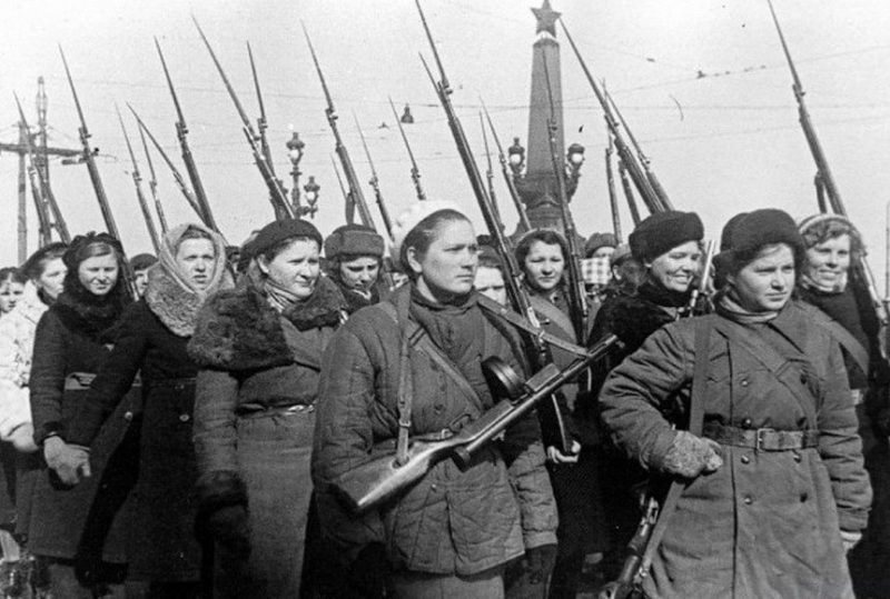Советские женщины, ополченки Ленинграда. Октябрь 1941 г.