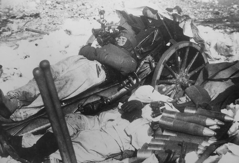 Артиллеристы спят у 75-мм легкого пехотного орудия leIG 18. 1942 г. 