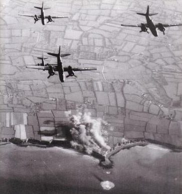 Эскадрилья бомбардировщиков A-20 «Havoc» возвращается на базу после авианалета на Пойнт-дю-Хок. Франция, апрель 1944 г.
