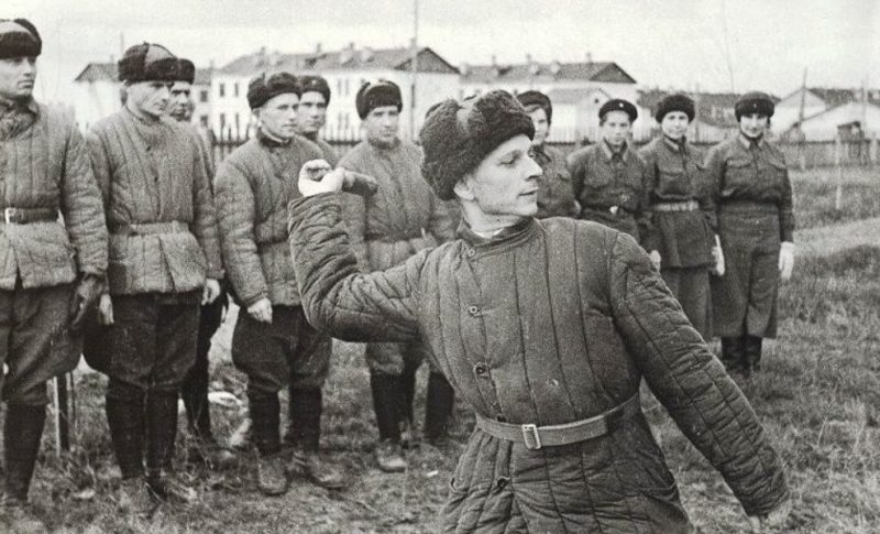 Бойцы народного ополчения на занятиях взвода гранатометчиков. Москва, октябрь 1941 г.