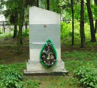 с. Семеновка Менского р-на. Памятный знак казненным мирным жителям, установленный в 1965 году.