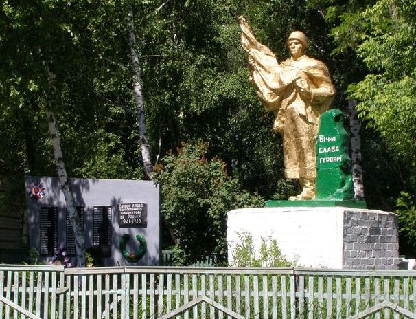 с. Пушкари Репкинского р-на. Памятник, установленный в 1974 году на братской могиле воинов, погибших при освобождении села и памятный знак погибшим односельчанам.
