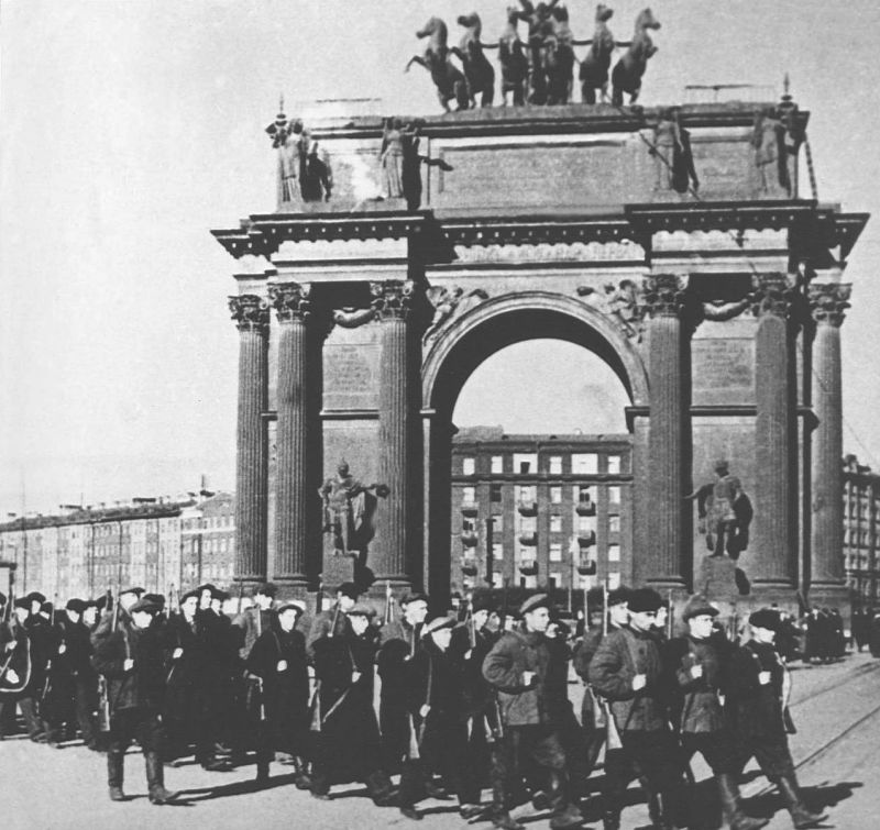 Колонна ленинградских ополченцев на площади Стачек у Нарвских триумфальных ворот. 1941 г. 
