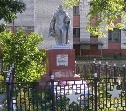 п. Радуль Репкинского р-на. Памятник, установленный на братской могиле, в которой захоронено 89 воинов, погибших при форсировании Днепра и в боях на плацдарме. 