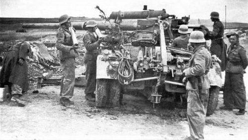 Немецкое 88-мм зенитное орудие в Тунисе. 1942 г. 