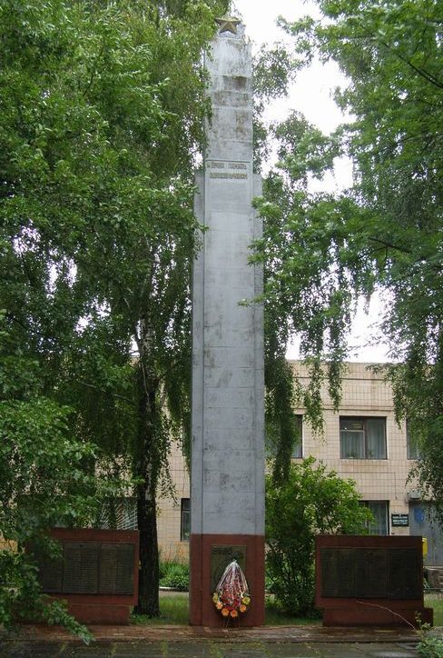 с. Ивановка Черниговского р-на. Памятник погибшим односельчанам, установленный в 1967 году.