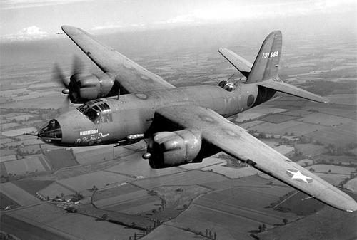 Средний бомбардировщик Martin Marauder B-26B в полете. Июнь 1944 г.
