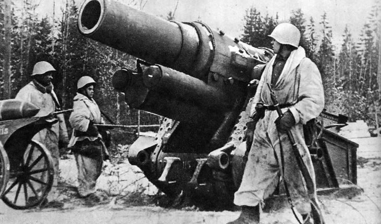 Захваченная советскими войсками 305-мм мортира, использовавшаяся немцами для обстрела Ленинграда. Январь 1943 г. 