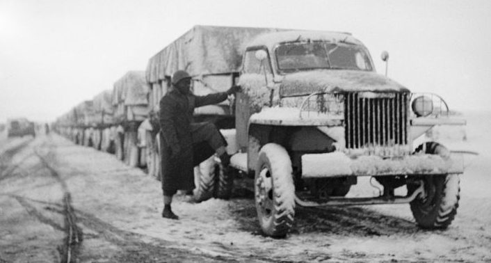 Грузовики Studebaker US6 на дороге из Ирана в СССР. Март 1943 г. 