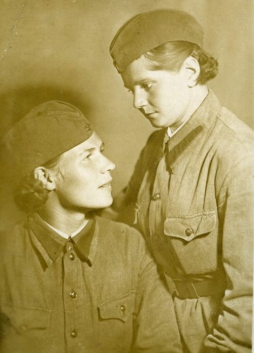Дейбнер Э. и Федорова Е. - бойцы истребительного батальона Красной Пресни. Октябрь 1941 г.