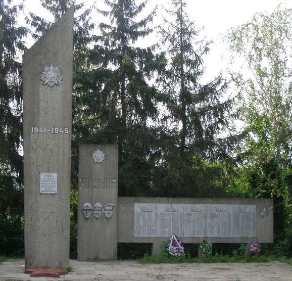 с. Ушня Менского р-на. Памятник погибшим односельчанам, установленный в 1977 году.