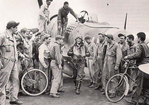 Пилот Габби Габрески в окружении наземной команды после 28 сбитого немецкого самолета. Июль 1944 г.