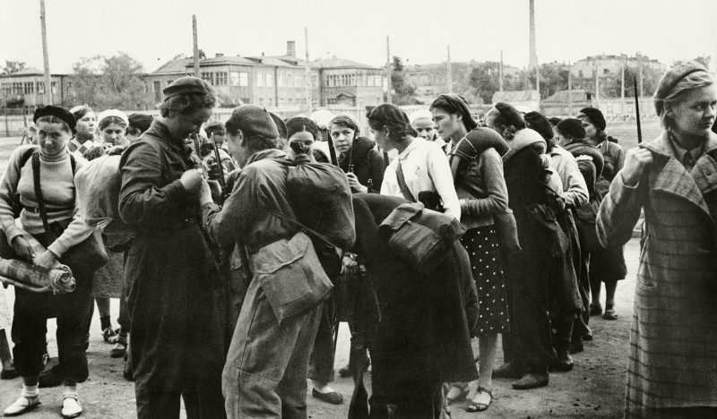 Работницы фабрик и заводов Москвы готовятся к защите города. Октябрь 1941 г.
