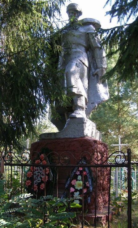 п. Радуль Репкинского р-на. Памятник, установленный в 1968 году на братской могиле воинов, погибших при форсировании Днепра и в боях на плацдарме. 
