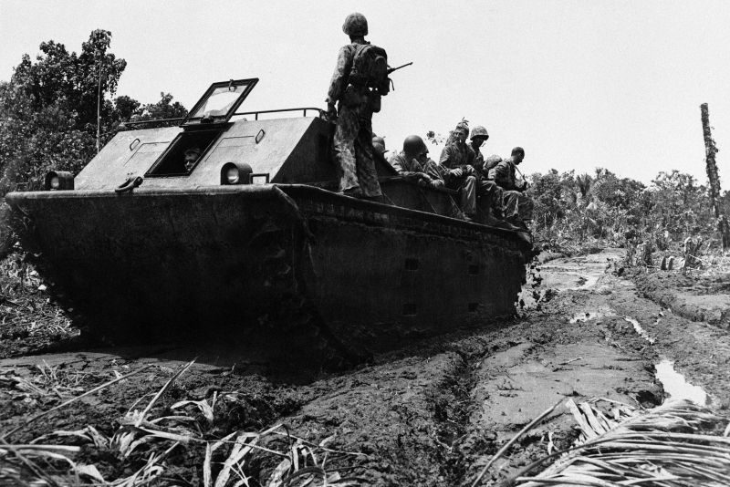 Морские пехотинцы на амфибии LVT-1. Остров Бугенвиль. Декабрь 1943 г. 