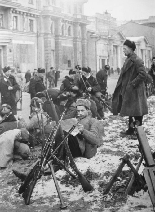 Бойцы из рабочего батальона на Ленинградском шоссе в Москве. Октябрь 1941 г.