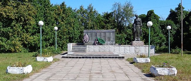 с. Ривчак-Степановка Носовского р-на. Мемориал в честь 233 воинам-односельчанам, погибшим в годы войны.