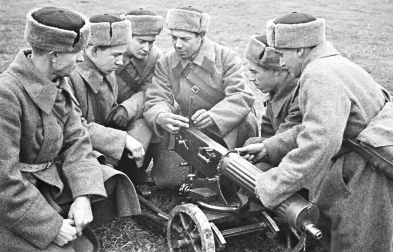 Командир отделения пулеметчиков 1-го батальона московских рабочих И.И. Карачевцев проводит занятия с бойцами отделения. 25 октября 1941 г.