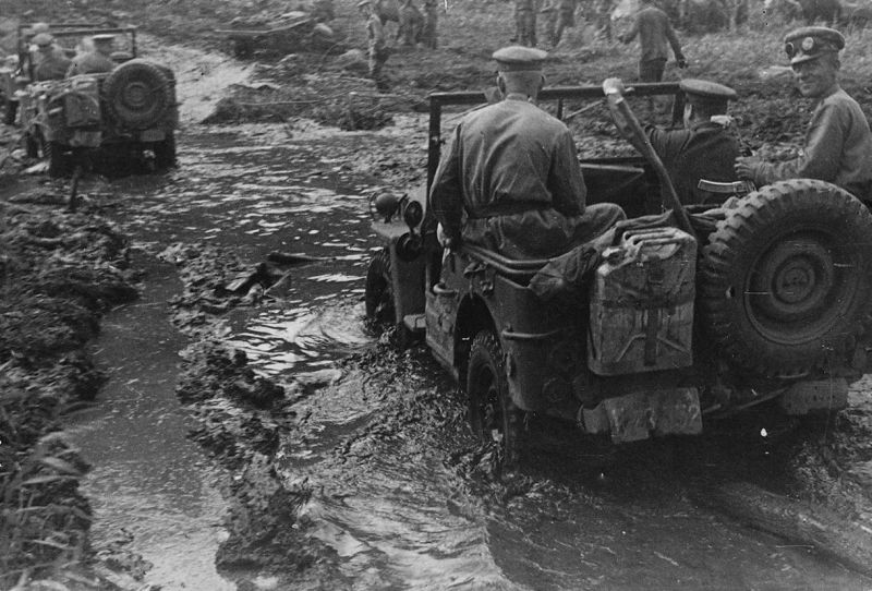Автомобили американского производства «Виллис» с советскими офицерами. 1943 г. 