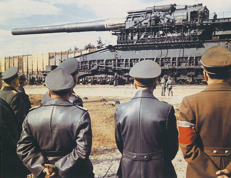 Адольф Гитлер, Альберт Шпеер и другие высокопоставленные лица на полигоне в Рюгенвальде у сверхтяжелого 800-мм железнодорожного орудия «Дора». Март 1943 г.