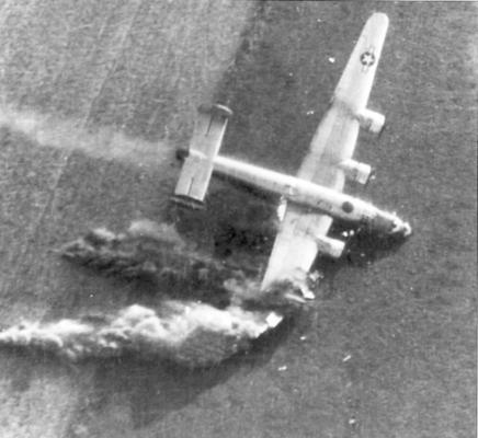 Падение B-24J в поле. Голландия, сентябрь 1944 г.