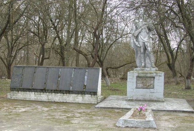 с. Бобрик Нежинского р-на. Памятник, установленный в 1958 году на братской могиле воинов, погибших в сентябре 1943 года и памятный знак погибшим односельчанам.