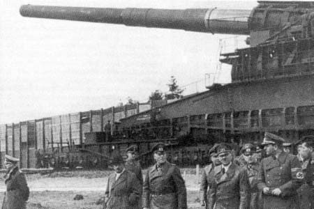Адольф Гитлер, Альберт Шпеер и другие высокопоставленные лица на полигоне в Рюгенвальде у сверхтяжелого 800-мм железнодорожного орудия «Дора». Март 1943 г.