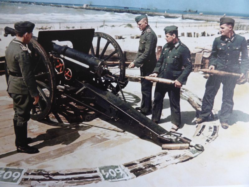 Артиллеристы у 75-мм полевой пушки на батарее Атлантического вала. Май 1943 г. 