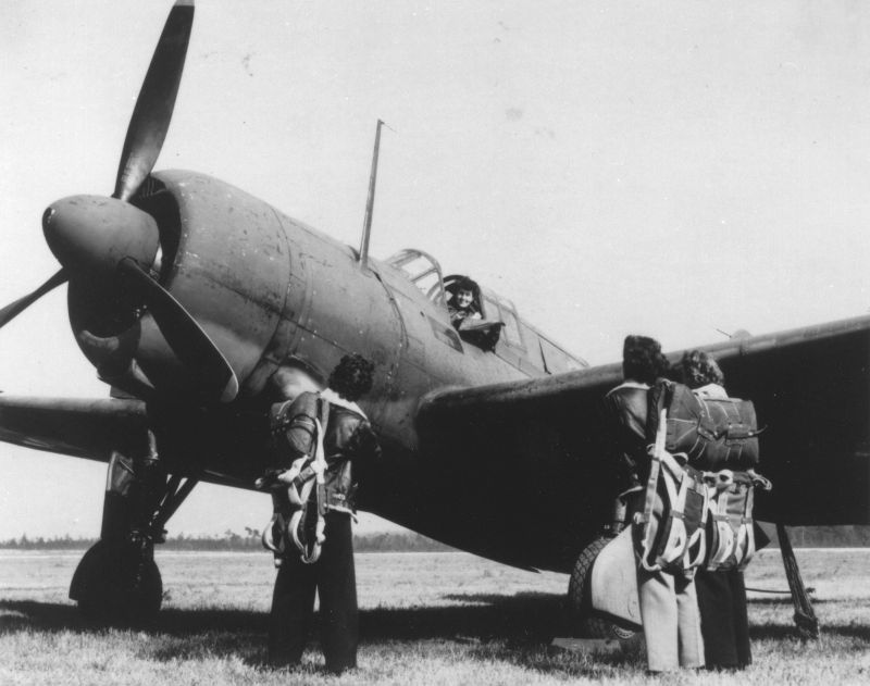 Летчицы женской службы пилотов ВВС США у пикирующего бомбардировщика А-25А «Шрайк». 1944 г. 