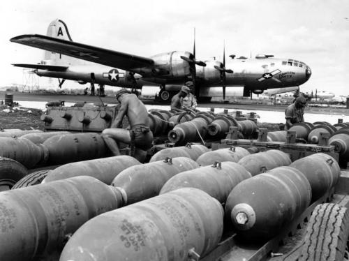 Наземный персонал готовит бомбы для загрузки в B-29 Superforts на авиабазе Сайпан. Марианские острова, ноябрь 1944 г.