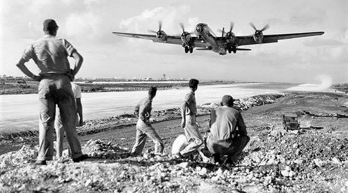 Взлет B-29 Superfortress с Сайпана, Марианские острова. Декабрь 1944 г.