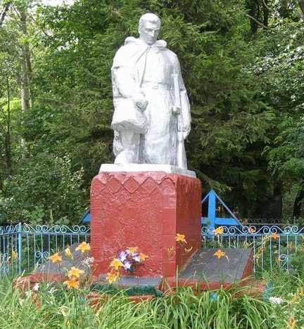 с. Сибереж Репкинского р-на. Памятник, установленный в 1967 году на братской могиле воинов, погибших при освобождении села в сентябре 1943 году.