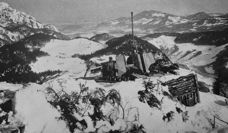 Позиция 37-мм зенитной пушки на горе Кнайфельшпитце вблизи резиденции Гитлера «Бергхоф».1943 г. 