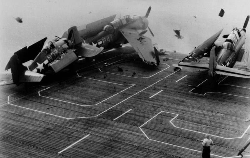 Американский палубный истребитель-бомбардировщик F4F-8 «Уайлдкэт», врезался в самолеты стоящие на палубе эскортного авианосца «Бисмарк Си». Декабрь 1944 г. 