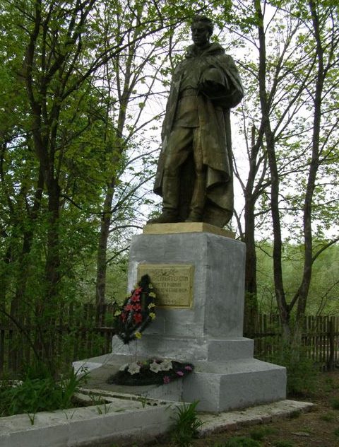 с. Скитьки Репкинского р-на. Памятник, установленный в 1957 году на братской могиле воинов, погибших при освобождении села.