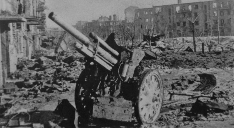 Поврежденная 105-мм легкая полевая гаубица в Сталинграде после завершения боев.1943 г. 