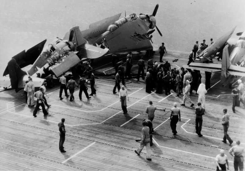 Американский палубный истребитель-бомбардировщик F4F-8 «Уайлдкэт», врезался в самолеты стоящие на палубе эскортного авианосца «Бисмарк Си». Декабрь 1944 г. 
