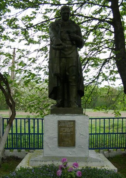 с. Смолиговка Репкинского р-на. Памятник, установленный в 1957 году на братской могила воинов, погибших при освобождении села и умерших от ран в госпитале. 