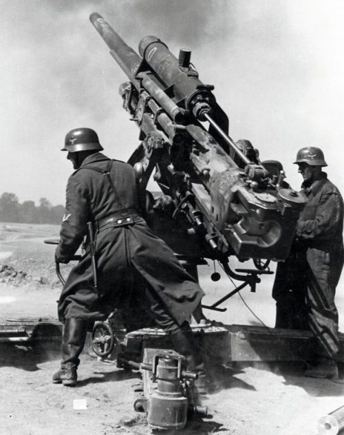 Выстрел из немецкого 88-мм зенитного орудия FlaK 18. 1943 г.
